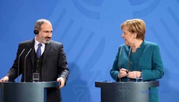 Пашинян рассказал Меркель об участии Турции в боях в Карабахе