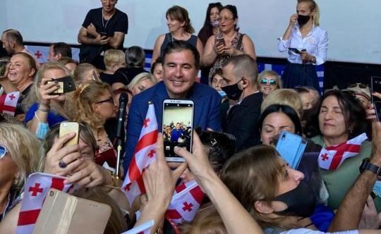 Саакашвили поблагодарил греческих полицейских за то, что не дали его избить