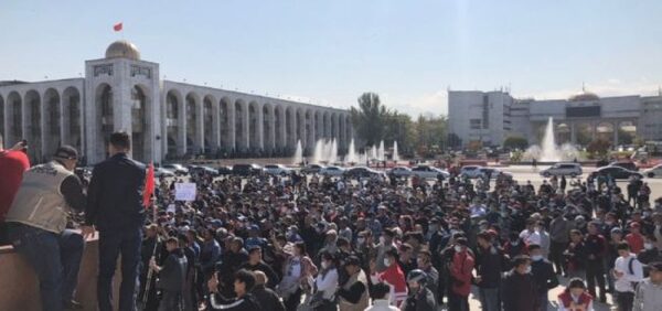 В Киргизии оппозиция не признала итоги выборов: проходят митинги