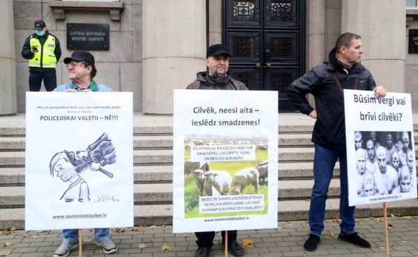 «Человек, не будь овцой»: В Риге протестовали против обязательных масок