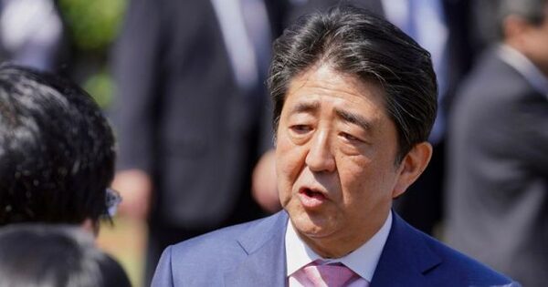 Экс-премьера Японии обвинили в растрате средств на обеды для сторонников