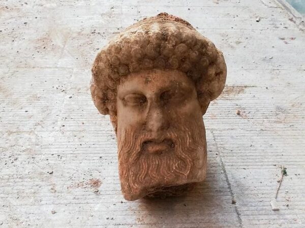 При прочистке коллектора в Афинах нашли голову бога Гермеса