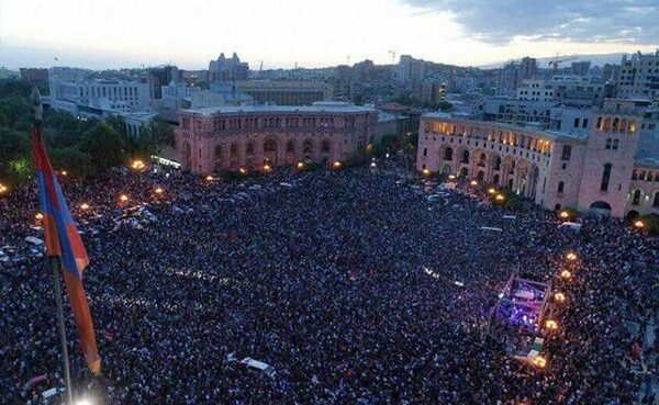 Протестующие оцепили здание парламента в Ереване