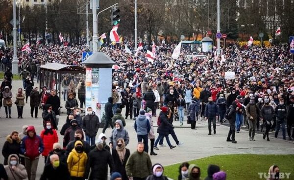 События в Минске: шествие демонстрантов в Куропаты и звуки стрельбы