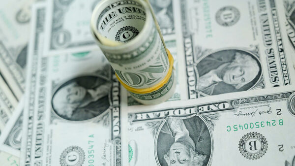 Экономист рассказал, какими валютами стоит заменить доллар