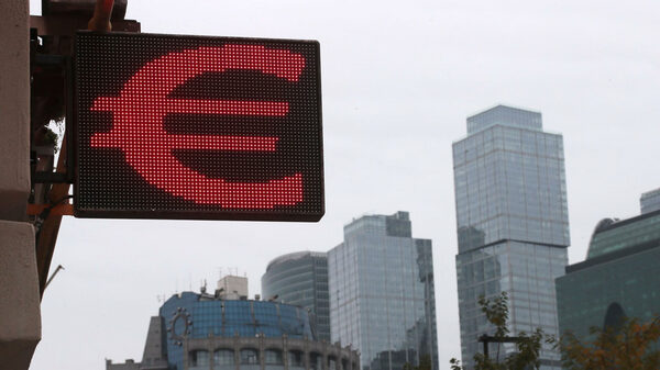 Курс евро упал до 90 рублей