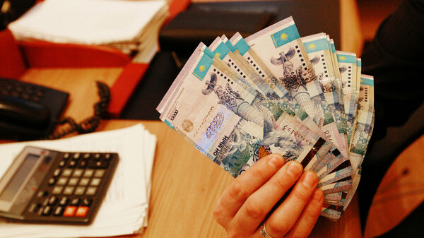 СМИ: Казахстан ввел запрет на покупку доллара