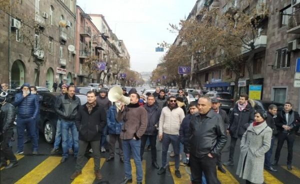 Акция протеста у СНБ: оппозиционеры принесли часы и одеколон для Пашиняна
