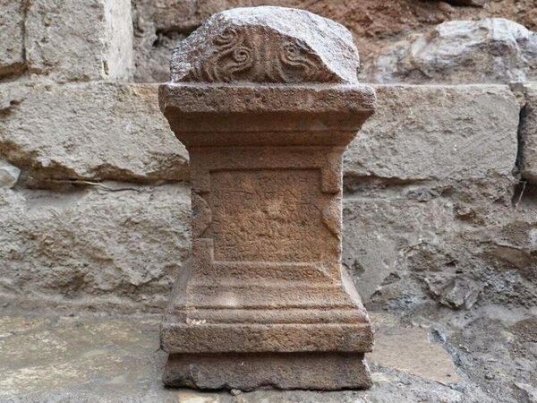 Алтарь бога Пана оказался встроен в стену византийской церкви