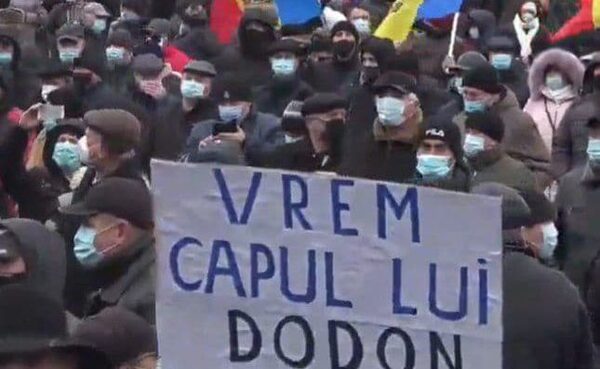 В Молдавии страсти накаляются: сторонники Санду «требуют голову Додона»