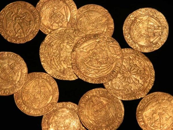Во время прополки сада в Англии был найден клад из золотых монет