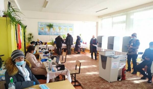 В Киргизии к полудню явка на президентские выборы составила лишь 9%