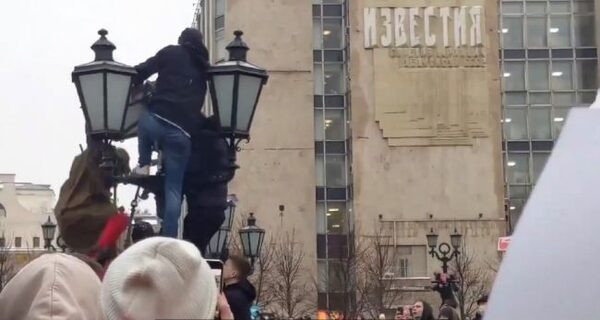 В Москве участники незаконного митинга избили противника Навального