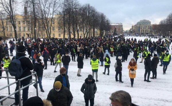 В Петербурге полицейский остановил нападавших, пригрозив пистолетом