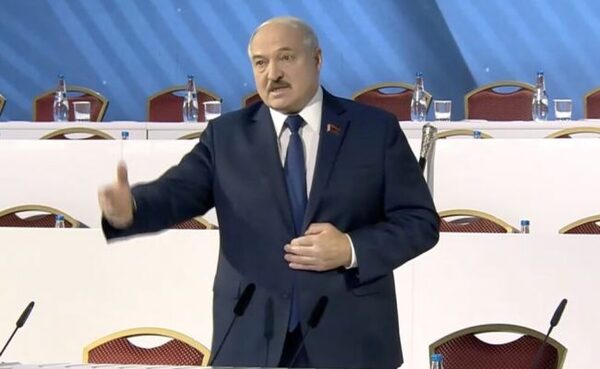 Лукашенко снова предложил подумать над изменением конституции