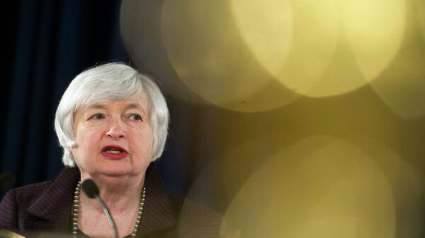 Глава Минфина США пообещала отслеживать риски "перегрева" экономики