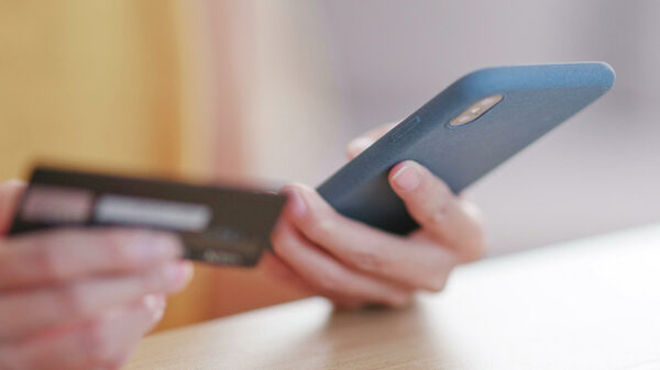 Россияне стали реже звонить в банк, но чаще писать в чатах, показал опрос