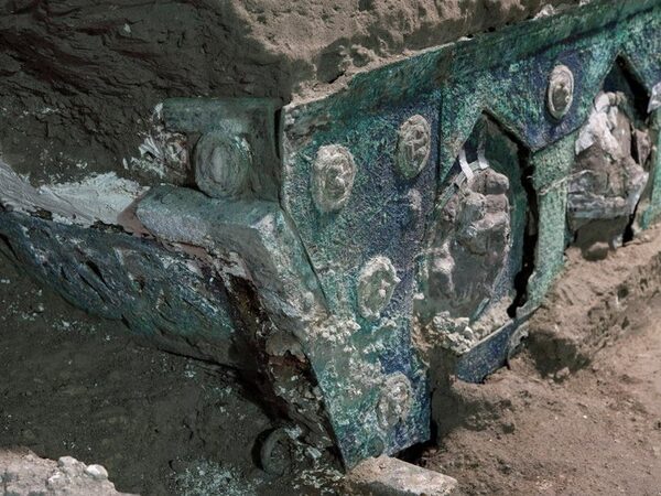 В Помпеях найден античный парадный экипаж