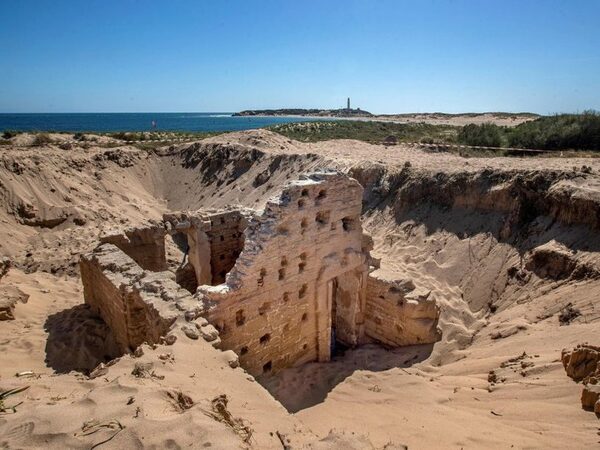 Песчаные дюны сохранили руины римских бань на юге Испании
