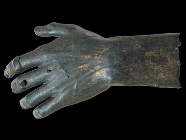 Статуе императора Константина вернули утраченный палец