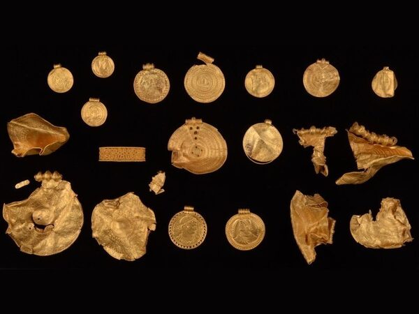 В Дании нашли почти килограмм золотых украшений VI века