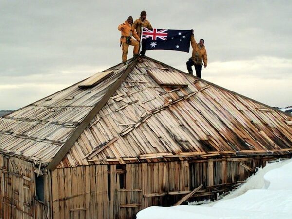 Австралийская экспедиция направляется в Антарктиду, чтобы восстановить хижины путешественников 1912 года