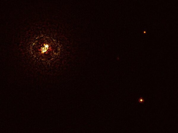 Получено изображение планеты у самой массивной из известных пар звезд