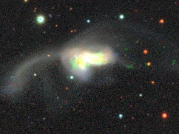 Активные ядра галактик подсвечивают облака межзвездного газа на расстоянии в сотни световых лет