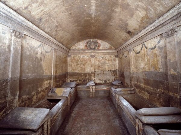 Подземный античный некрополь в Неаполе впервые откроется для посещения