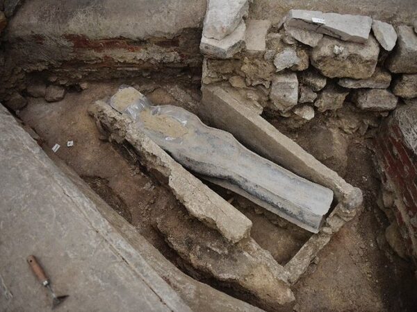 При восстановлении Нотр-Дам-де-Пари были обнаружены гробницы XIV века