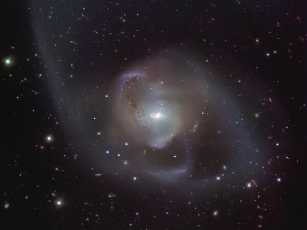 Очень Большой телескоп ESO сфотографировал галактику, возникшую после столкновения двух галактик