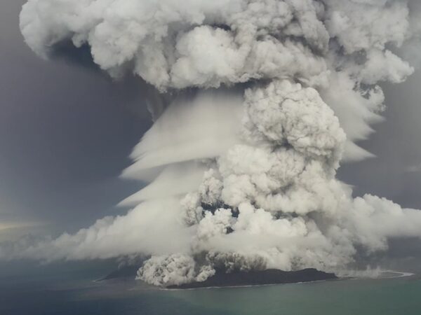 Вулкан на островах Тонга выбросил в атмосферу рекордное количество водяного пара