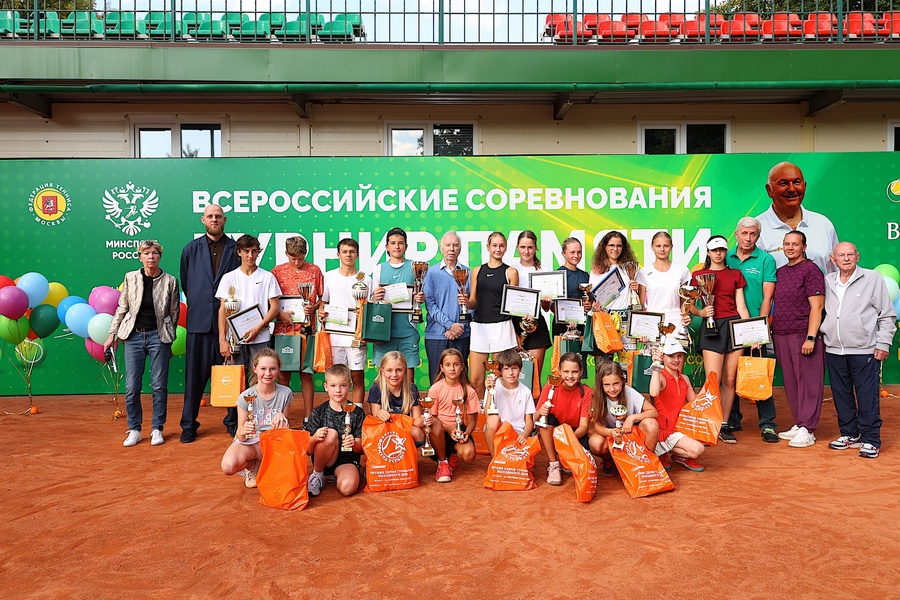 100 юных теннисистов выступили на турнире памяти Юрия Лужкова
