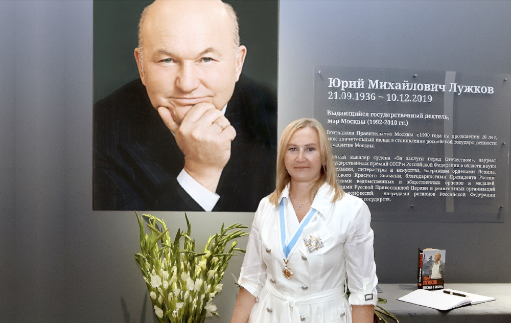 Посетители выставки в Храме Христа Спасителя узнали о вкладе в его восстановление Юрия Лужкова