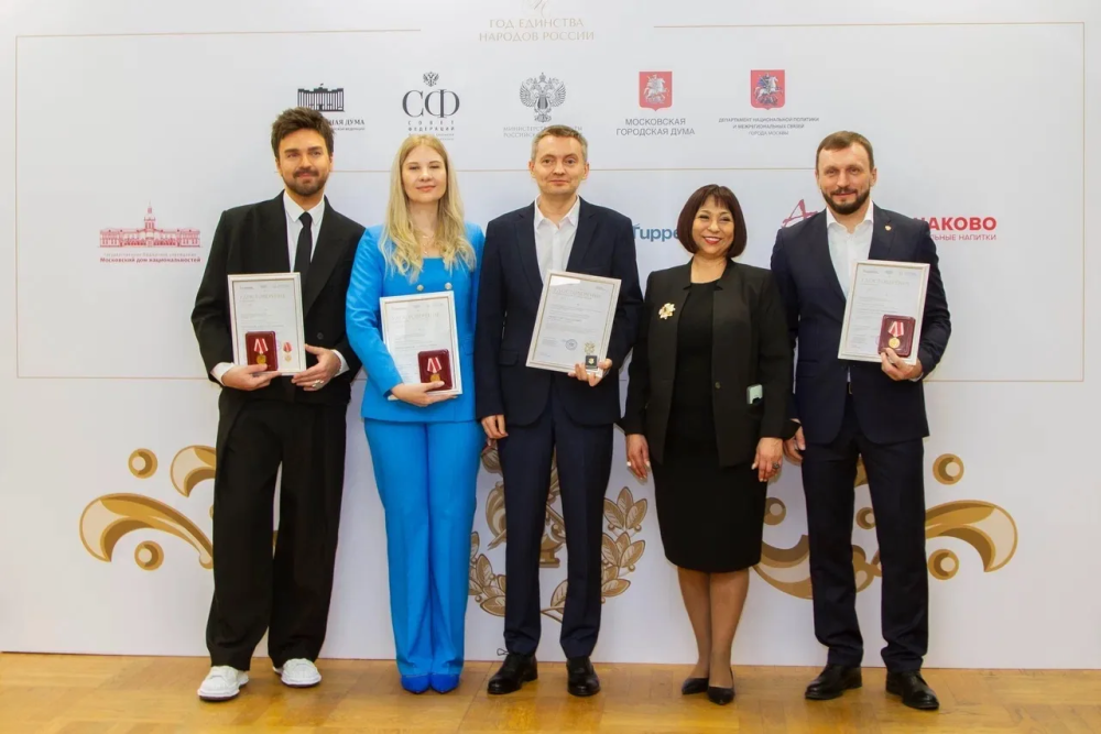 Более 80 представителей творческих профессий, прославивших отечественную культуру наградили в честь Дня работника культуры